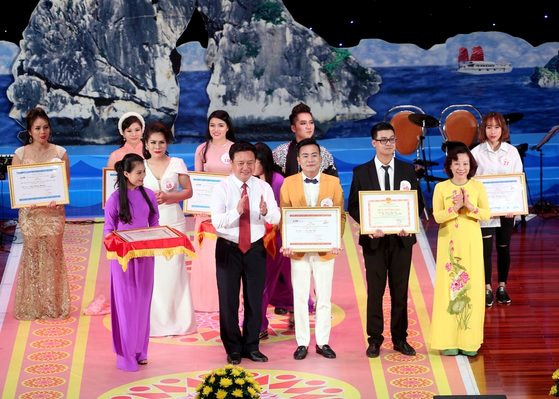 Đồng chí Nguyễn Văn Thành, Phó Chủ tịch HĐND tỉnh và đồng chí Vũ Thị Thu Thủy, Phó Chủ tịch UBND tỉnh trao giải nhì cho các thí sinh