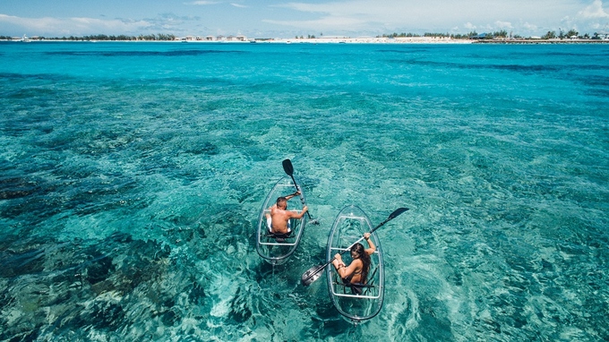 Thuyền kayak trong suốt là một sáng chế không chỉ dành riêng cho những người yêu môn thể thao này, mà còn dành cho những du khách muốn khám phá và ngắm cảnh vật dưới đáy biển. Ảnh: vix.