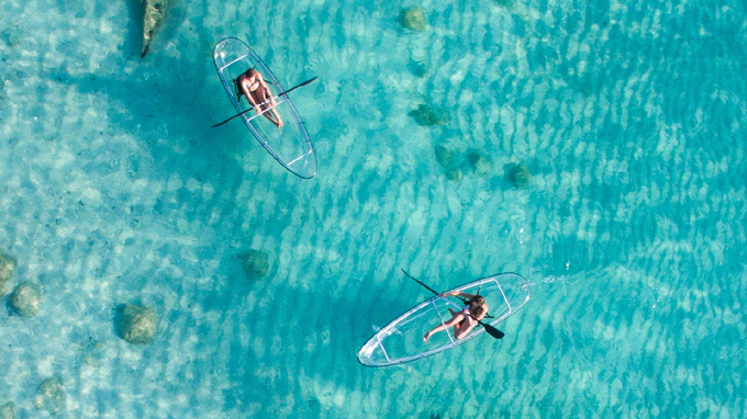 Thuyền kayak được thiết kế hai chỗ ngồi đặc biệt dành riêng cho các cặp đôi vừa chèo thuyền vừa ngắm san hô, cá mà không cần phải mặc đồ lặn. Ảnh: concreteplayground.