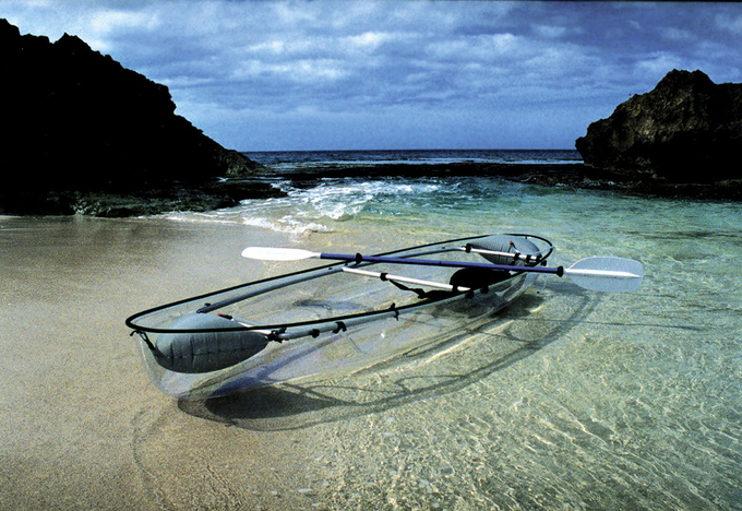 Brian cũng cho biết thêm chính bởi có rất nhiều khách du lịch tới những bãi biển đẹp ở Florida hay Bahamas chỉ nằm dài để phơi nắng, nên công ty của họ đã có ý tưởng sáng chế ra những chiếc thuyền trong suốt lướt nhẹ trên mặt nước. Ảnh: huffingtonpost.