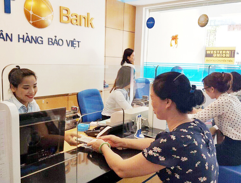 Khách hàng giao dịch tại BAOVIETBank Quảng Ninh.