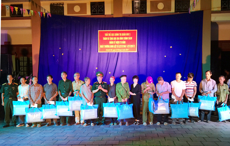Cục Chính trị Quân khu 3 phối hợp với Ban CHQS huyện Hoành Bồ tặng quà cho người có công trên địa bàn xã Đồng Sơn. (Ảnh do đơn vị cung cấp)