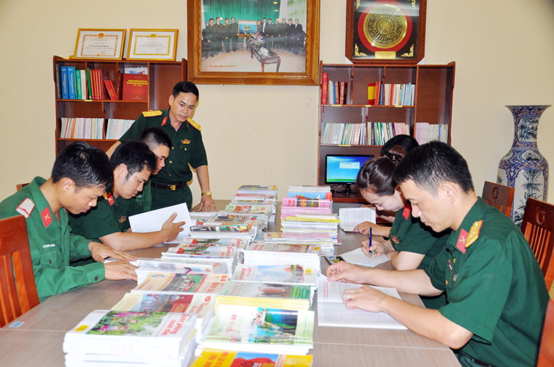 CBCS Ban CHQS TP Uông Bí thường xuyên nghiên cứu những tác phẩm về chủ đề học tập và làm theo Bác, tại Phòng Truyền thống của đơn vị.