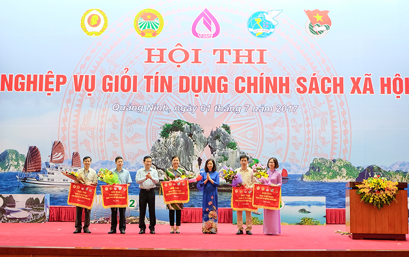Lãnh đạo NHCSXH Việt Nam và tỉnh tặng hoa cho Ban tổ chức hội thi