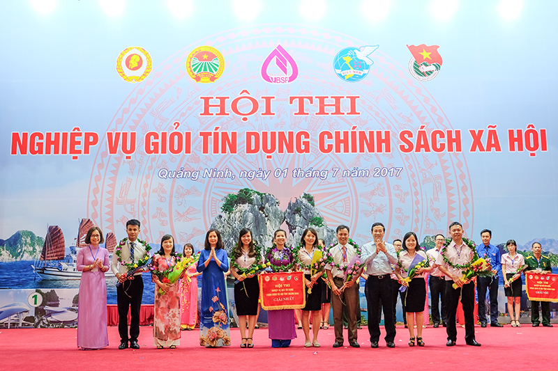 Ban tổ chức trao giải nhất hội thi nghiệp vụ giỏi tín dụng chính sách xã hội cho đội thi của TX Quảng Yên