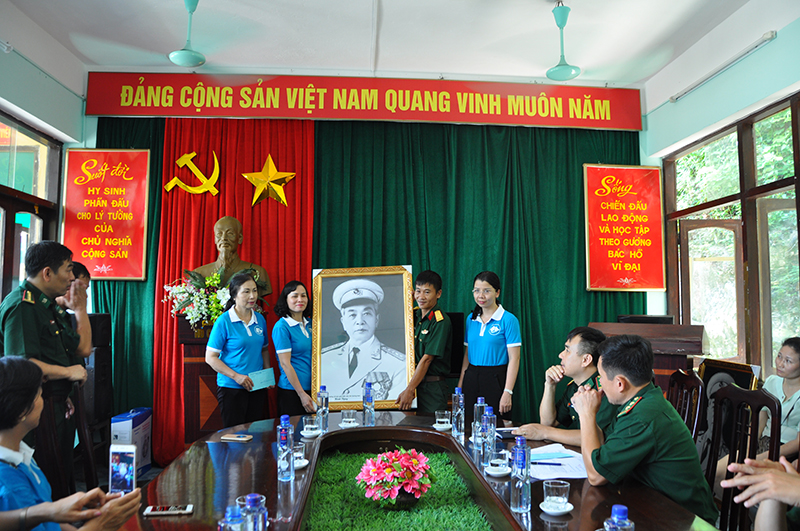 Đại diện CLB Phụ nữ hướng về biên giới, biển đảo tặng quà lưu niệm cho đại diện lãnh đạo đơn vị bộ đội đóng quân trên đảo Trần.