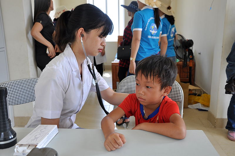 Bác sĩ Trung tâm Y tế huyện Đầm Hà khám sức khoẻ cho con em các hộ dân trên đảo.