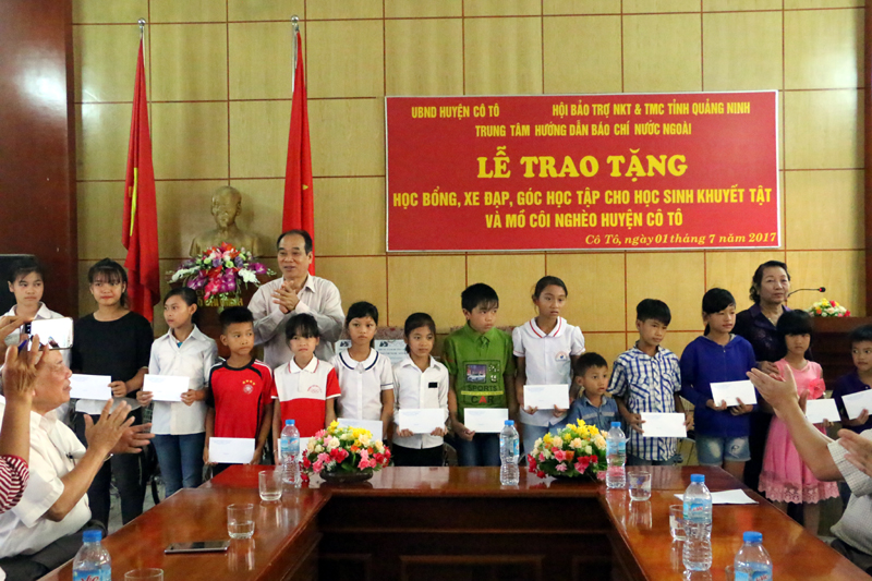 Đồng chí Lương Phan Cừ - Chủ tịch Hội bảo trợ NKT và TMC Việt Nam trao tặng 30 suất học bổng cho học sinh khuyết tật, mồ côi nghèo huyện Cô Tô