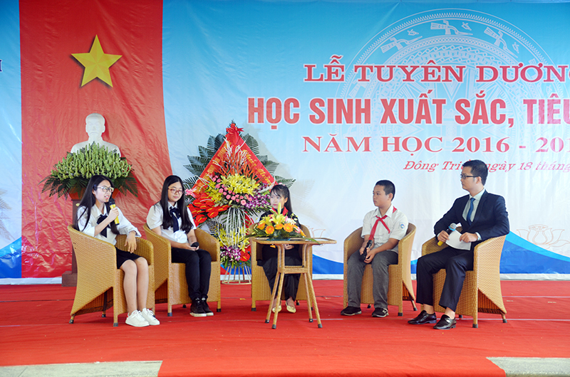 Em Trần Cao Nguyên, học sinh lớp 8B, Trường THCS Minh Thành, TX Quảng Yên (thứ 2, phải sang) giao lưu với học sinh trong buổi tuyên dương học sinh tiêu biểu của tỉnh năm học 2016-2017.