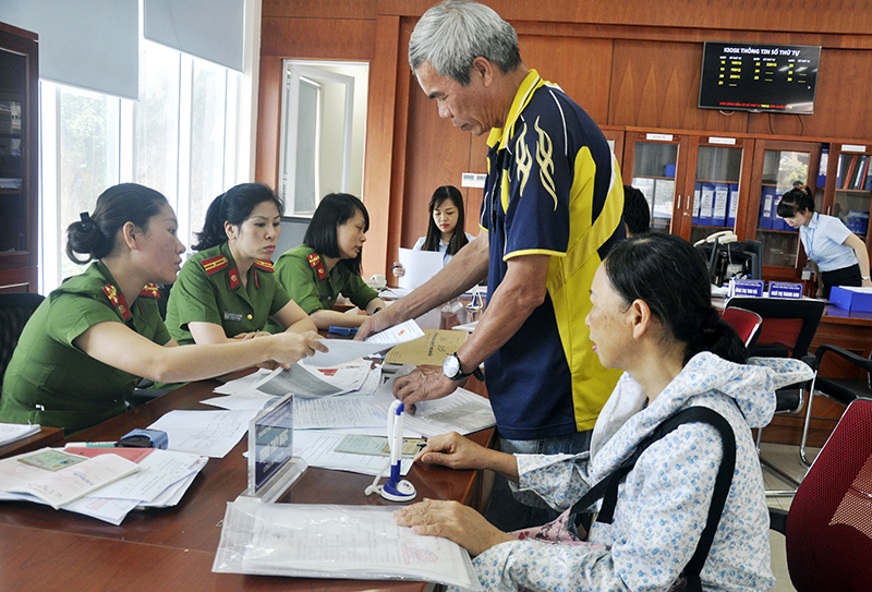 Tiếp nhận hồ sơ, giải quyết TTHC cho công dân tại Trung tâm Hành chính công TP Hạ Long