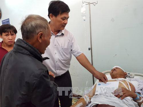 Ông Nguyễn Hữu Hùng, Phó Trưởng ban thường trực Ban an toàn giao thông tỉnh thăm hỏi, hỗ trợ các nạn nhân đang được điều trị tại Bệnh viện đa khoa tỉnh Kon Tum. Ảnh: Cao Nguyên/TTXVN