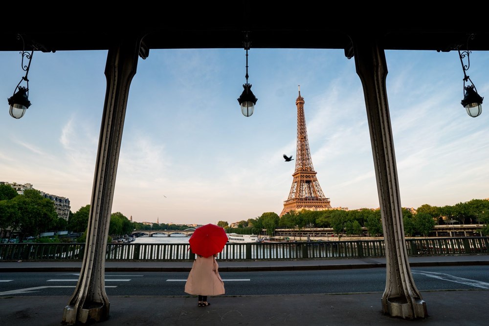 Giấc mơ Paris. (Nguồn: NatGeo). Tác giả bức ảnh này Ata Adnan và cũng là một kiến trúc sư, cho biết giấc mơ được nhìn thấy Tháp Eiffel của ông đã trở thành sự thật. Tháp Eiffel chào đón gần 7 triệu du khách mỗi năm.