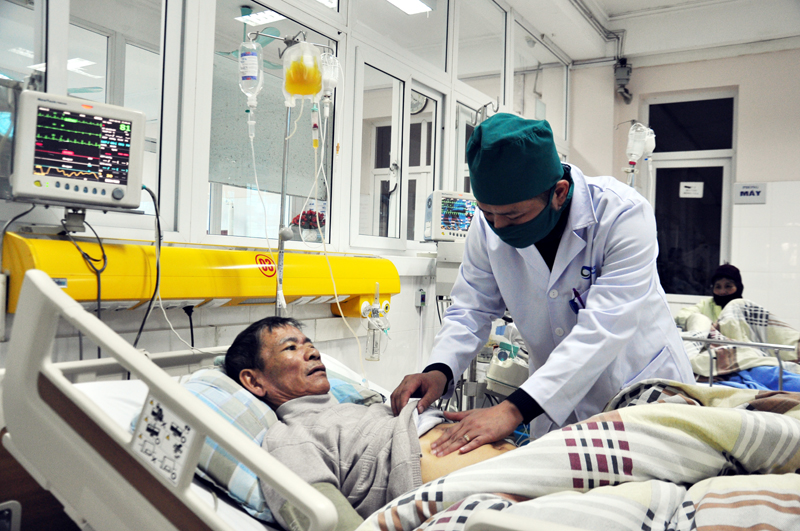 Bác sĩ Khoa Hồi sức tích cực - chống độc, Bệnh viện Bãi Cháy khám cho bệnh nhân.