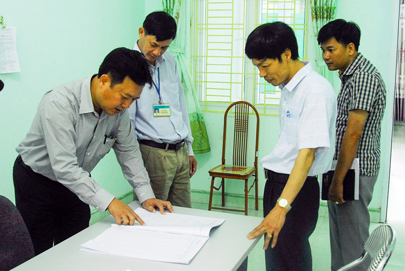 Đoàn giám sát của HĐND tỉnh giám sát công tác tiếp công dân tại UBND xã Vạn Yên, huyện Vân Đồn. Ảnh: Hoàng Giang