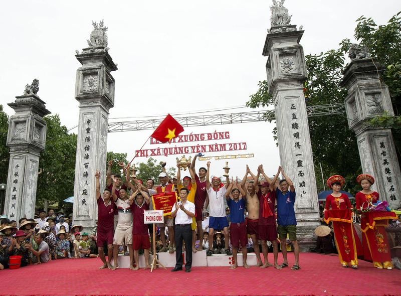 Lãnh đạo TX Quảng Yên trao giải Đỉnh Hương cho đội phường Phong Cốc.