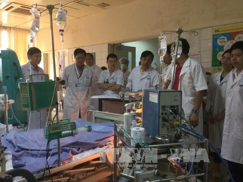 Các chuyên gia đầu ngành của Bệnh viện Bạch Mai tham gia hội chẩn ca bệnh tai biến lọc máu. Ảnh: Vũ Hà/TTXVN.