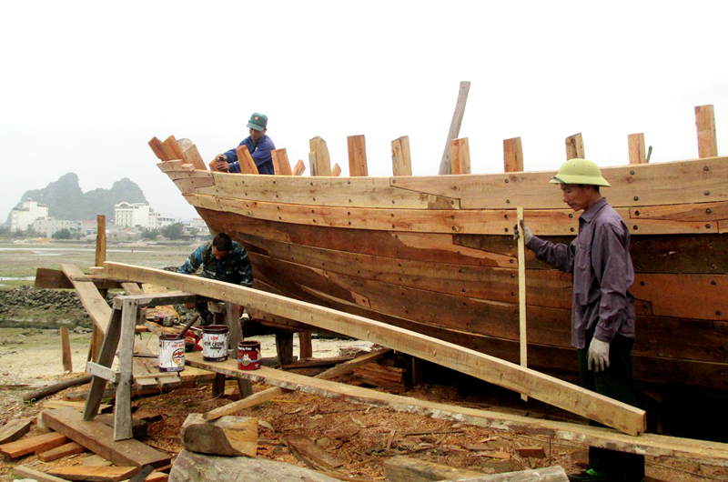 HTX Đóng tàu Cảnh Sông (xã Hạ Long, huyện Vân Đồn) đóng tàu gỗ khai thác thủy sản cho ngư dân huyện.
