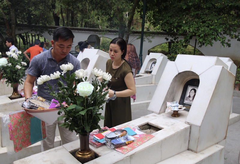... và dâng hương tại Ngã ba Đồng Lộc (Hà Tĩnh), nơi 10 cô gái thanh niên xung phong đã hy sinh.
