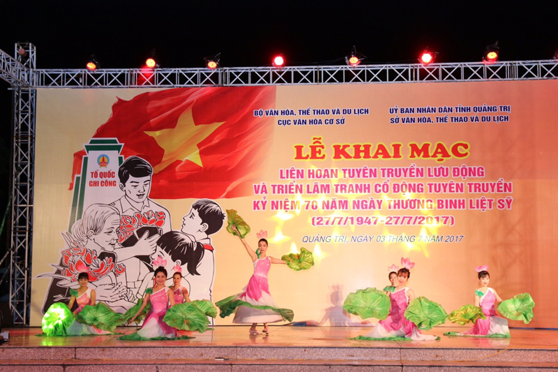 Tốp múa Làng Sen - tiết mục của đoàn Quảng Ninh được công diễn tại Liên hoan.