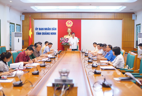 Đồng chí Nguyễn Đức Long, Chủ tịch UBND tỉnh, Trưởng Ban ATGT tỉnh phát biểu tại hội nghị