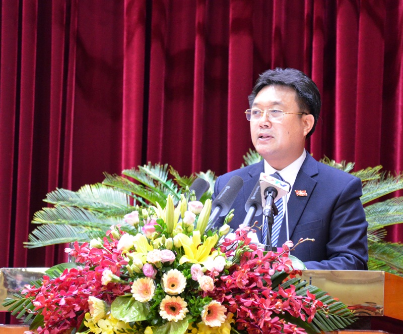 Phó Chủ tịch HĐND tỉnh Nguyễn Đức Thành báo cáo tại kỳ họp.