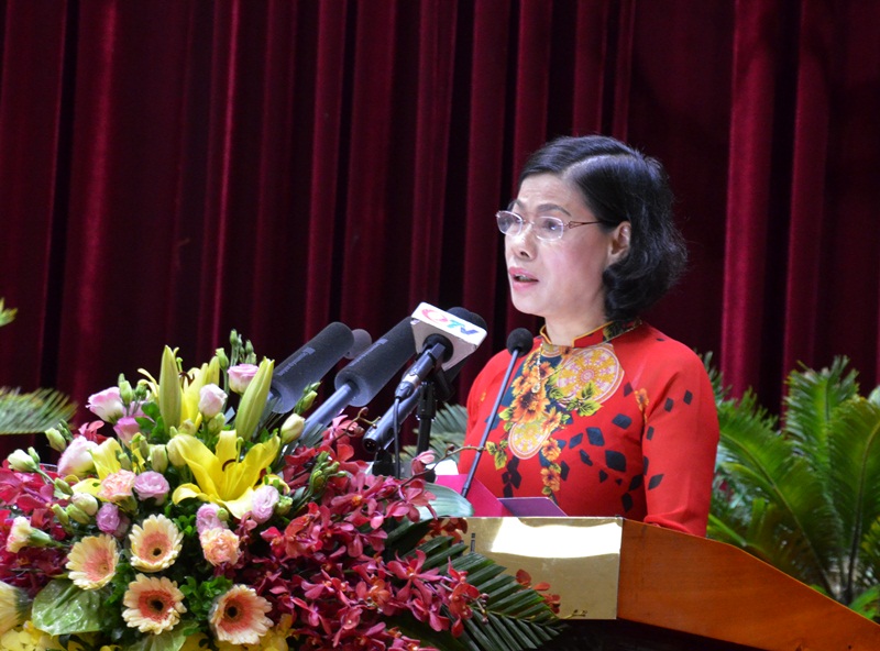 Giám đốc Sở Nội vụ, Nguyễn Thị Hạnh, trình bày các tờ trình tại kỳ họp.