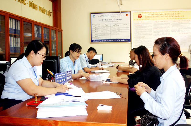 Cán bộ Bộ phận tiếp nhận và trả kết quả hiện đại phường Cao Thắng, TP Hạ Long hướng dẫn công dân giải quyết thủ tục hành chính.