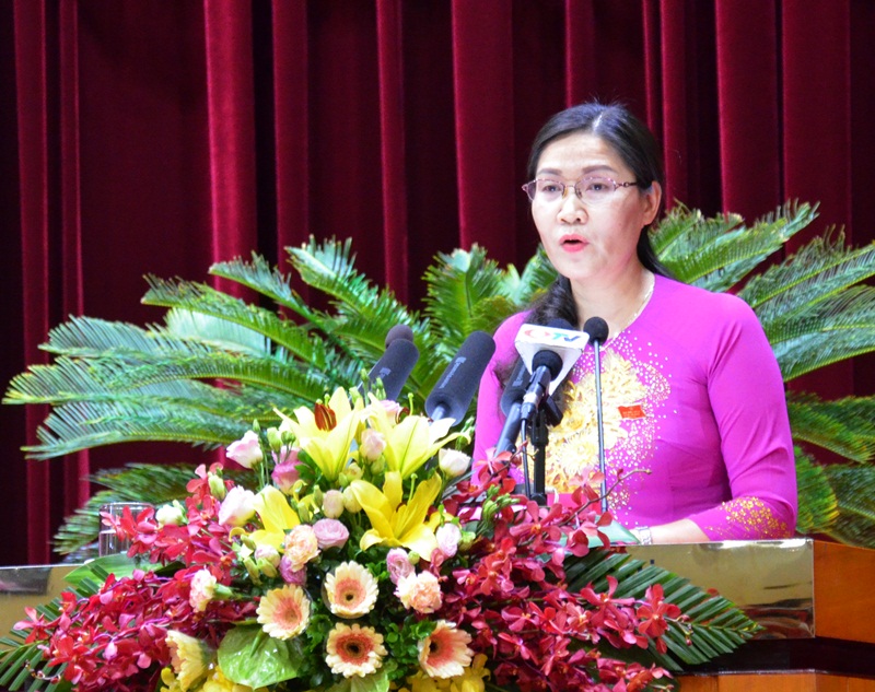 Đại biểu Vũ Thị Thanh, Tổ Quảng Yên phát biểu tại phiên thảo luận tại hội trường.