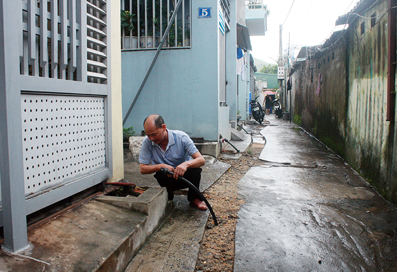 Người dân tổ 3, khu 1A (phường Cẩm Thịnh, TP Cẩm Phả) kiểm tra hệ thống đường ống cấp nước mới được lắp đặt bằng loại ống nhựa HDPE.