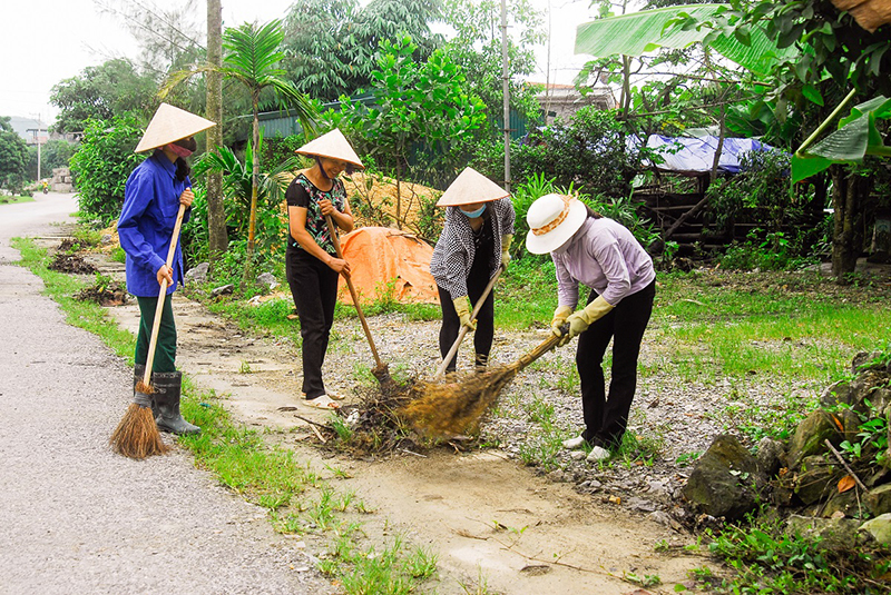 Hội viên phụ nữ thôn Tân Tiến (xã Dương Huy) dọn vệ sinh môi trường, hưởng ứng phong trào “Ngày chủ nhật xanh”.