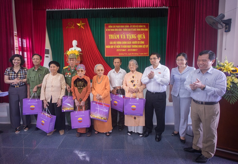  Đồng chí Phạm Minh Chính cùng lãnh đạo tỉnh Quảng Ninh tặng quà các Bà mẹ Việt Nam anh hùng, các gia đình chính sách, người có công trên địa bàn huyện Hoành Bồ và TX Quảng Yên