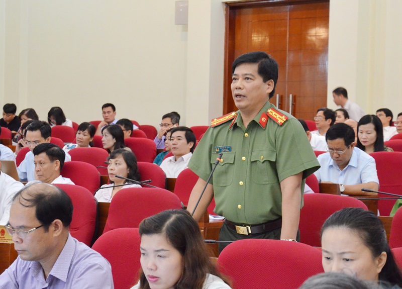 Phó Giám đốc Công an tỉnh Nguyễn Bá Bính trả lời chất vấn.