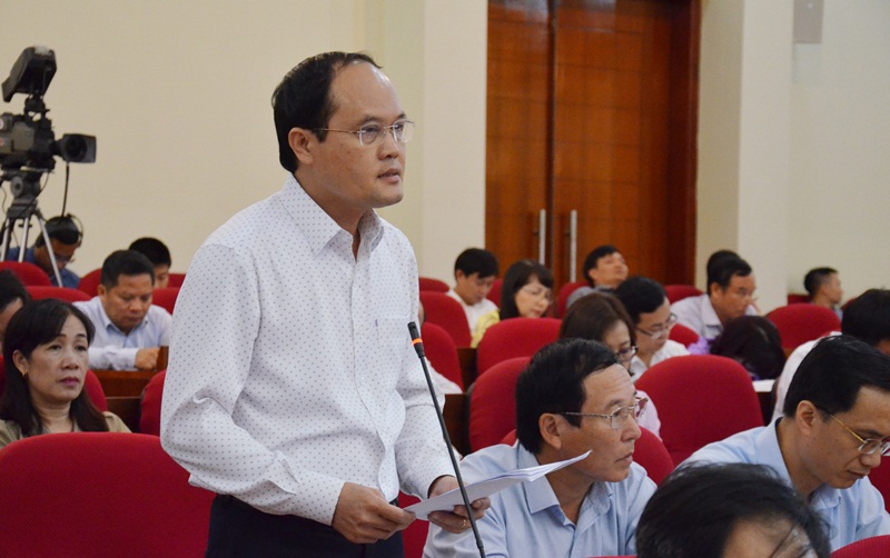 Phó Chủ tịch UBND TP Hạ Long Hoàng Quang Hải trả lời chất vấn đại biểu.