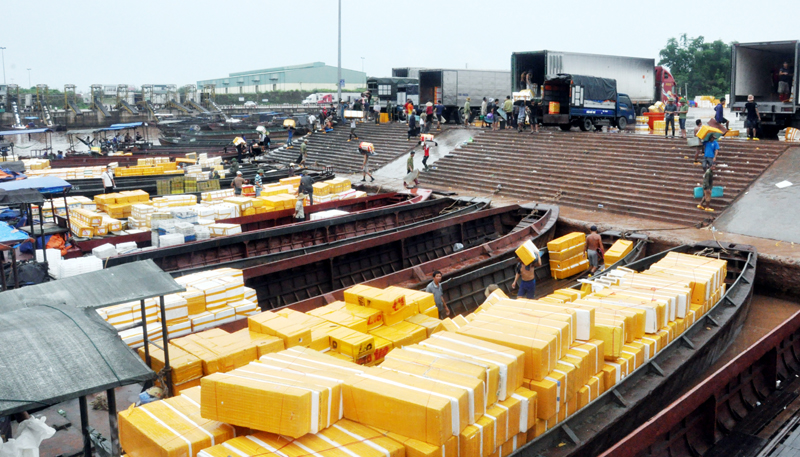 Bốc xếp hàng hoá xuất khẩu tại Cảng ICD Thành Đạt.
