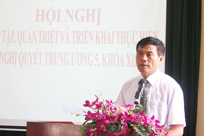 Đồng chí Nguyễn Tiến Mạnh, Bí thư Đảng ủy, Tổng Biên tập Báo Quảng Ninh trực tiếp quán triệt nội dung cơ bản các nghị quyết.