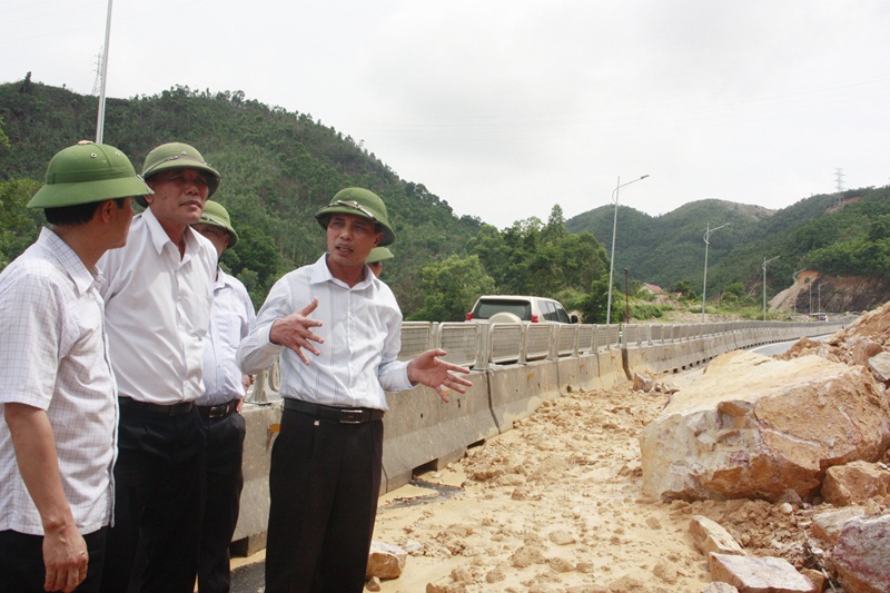 Đồng chí Vũ Văn Diện, Phó Chủ tịch UBND tỉnh khảo sát những điểm sạt trượt dọc tuyến Quốc lộ 18 A đoạn qua TP Cẩm Phả.