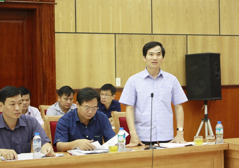 Đồng chí Nguyễn Quyết Tiến, Chủ tịch UBND thành phố Cẩm Phả báo cáo những vướng mắc trong quá trình triển khai.
