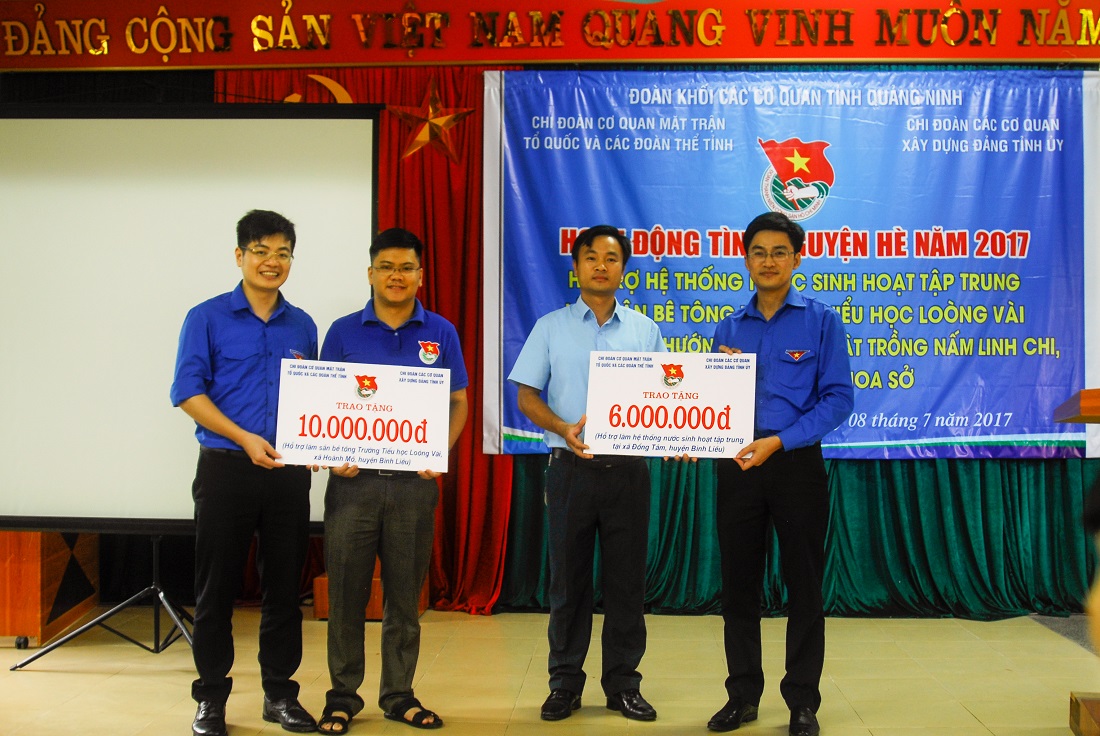 Đoàn tình nguyện trao tặng tiền hỗ trợ làm hệ thống nước sinh hoạt tại xã Đồng Tâm và làm sân bê tông tại trường Loòng Vài, xã Hoành Mô (huyện Bình Liêu)
