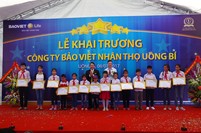 Công ty Bảo Việt nhân thọ Uông Bí trao 15 suất học bổng hiếu học thành tài cho các em học sinh có hoàn cảnh khó khăn