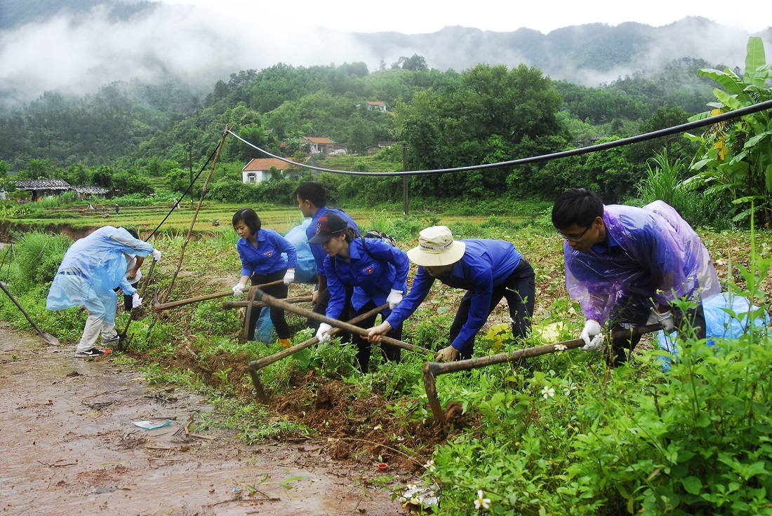 Các TNV ra quân hỗ trợ chôn lấp đường ống dẫn nước tại thôn Phiên Sáp, xã Đồng Tâm