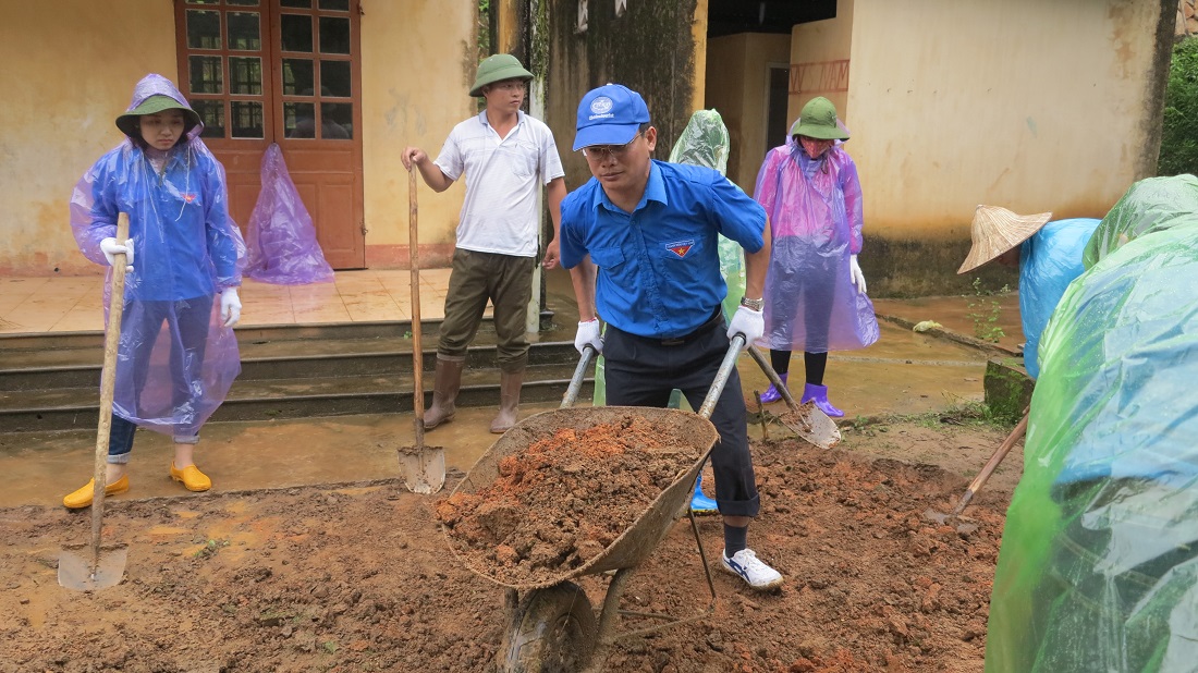 Hỗ trợ đổ bê tông cho hơn 120m2 sân trường tiểu học Loòng Vài, xã Hoành Mô