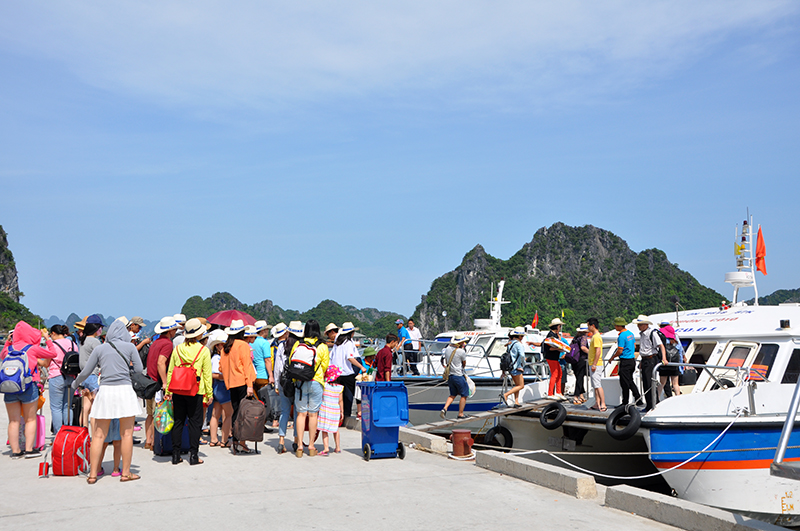 Khách du lịch lên tàu ra tuyến đảo Vân Đồn, Cô Tô tại Cảng khách Cái Rồng - Vân Đồn.