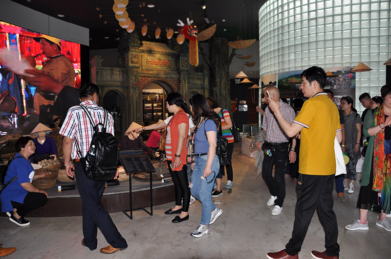 Khách du lịch tham quan Bảo tàng Quảng Ninh.