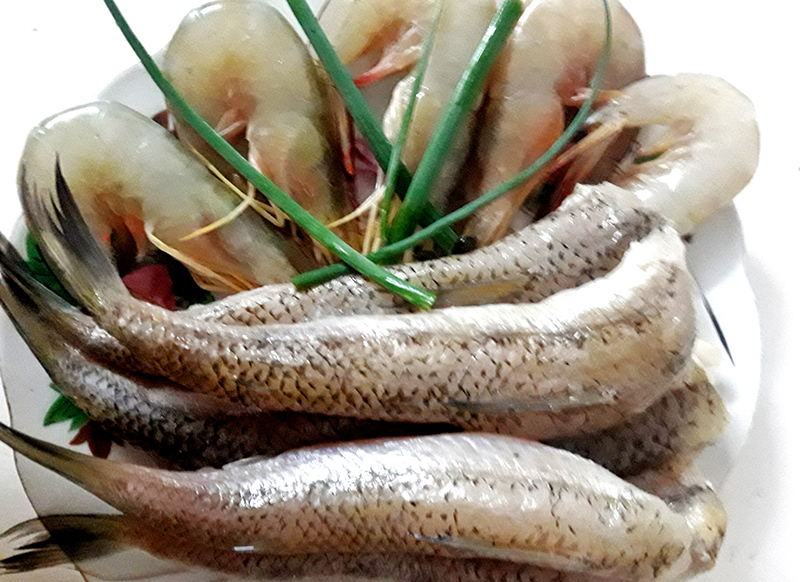 Cá mối và tôm tươi ngon là những nguyên liệu chính để làm lên món chả cá hấp dẫn.