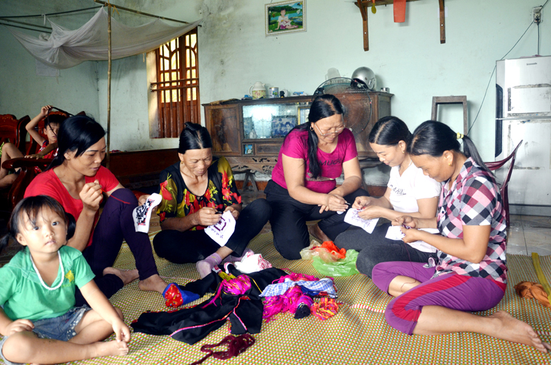 Phụ nữ địa phương học thêu thổ cẩm của dân tộc Dao Thanh Y tại nhà nghệ nhân Bàn Thị Bích (thôn Lò Vôi, xã Nam Sơn, huyện Ba Chẽ).