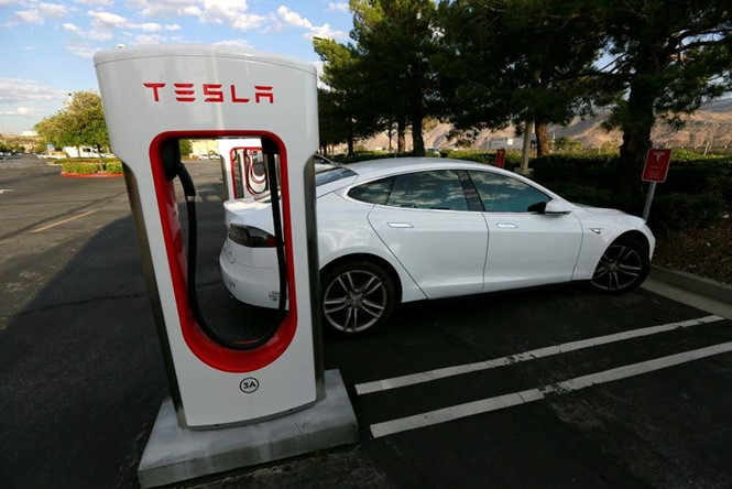 Mẫu Tesla Model S tại trạm sạc Tesla Supercharger ở bang California (Mỹ)Ảnh: Reuters