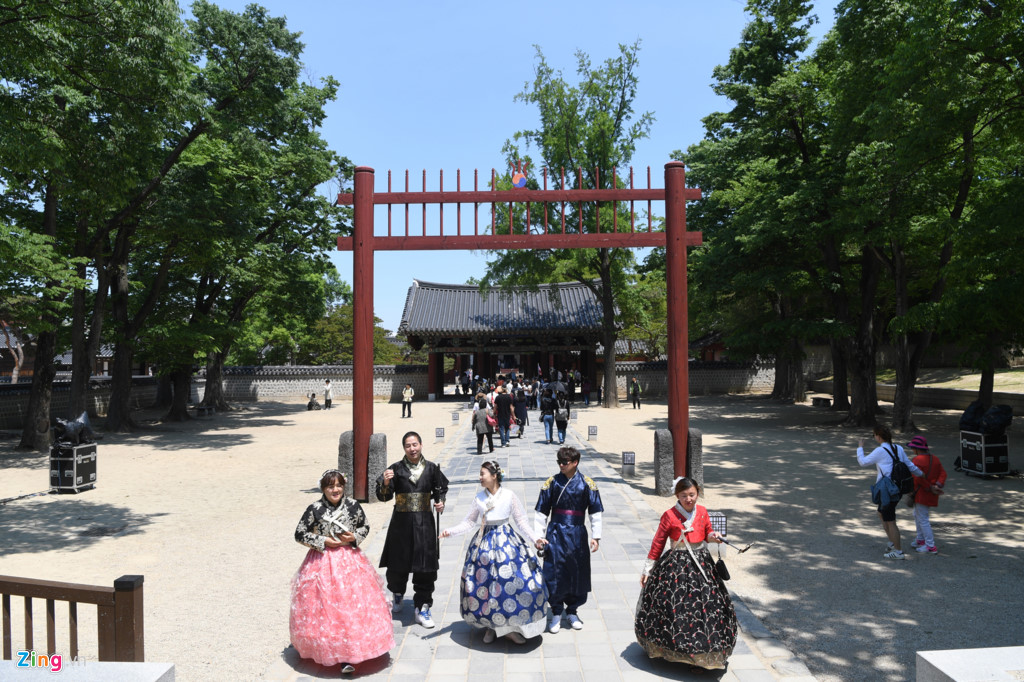 Làng cổ Hanok, khu lăng mộ Gyeonggi (thành phố Joenju, Hàn Quốc) như một phim trường cổ trang thời kỳ Joseon. Nơi đây có rất nhiều người mặc trang phục truyền thống hanbok dạo chơi và chụp ảnh.