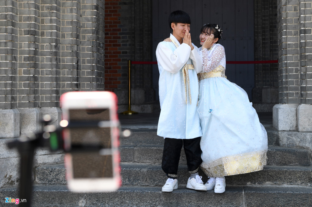 Trang phục truyền thống của Hàn Quốc tuy không năng động và được sử dụng phổ biến trong cuộc sống thường ngày như áo dài Việt Nam, vào những dịp lễ tết, cưới hỏi các bạn trẻ xứ kim chi lại luôn dùng.