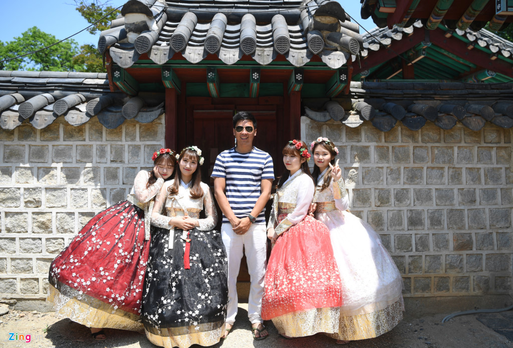 Những du khách từ khắp nơi tới đây chưa kịp diện đồ hanbok phù hợp có thể xin được chụp ảnh chung cùng các thiếu nữ xinh đẹp. Họ rất thân thiện và luôn nở nụ cười tươi chào đón.