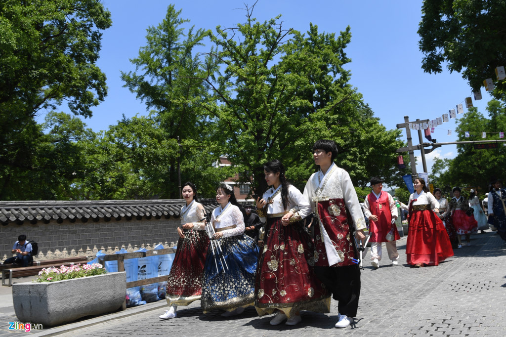 Ra khỏi khu lăng mộ Gyeonggi, dạo chơi trên các con phố trong làng cổ Hanok du khách dễ bắt gặp cảnh nam thanh nữ tú người Hàn Quốc trong trang phục truyền thống. Hiếm hoi lắm bạn mới gặp được du khách mặc trang phục thường ngày tại đây.